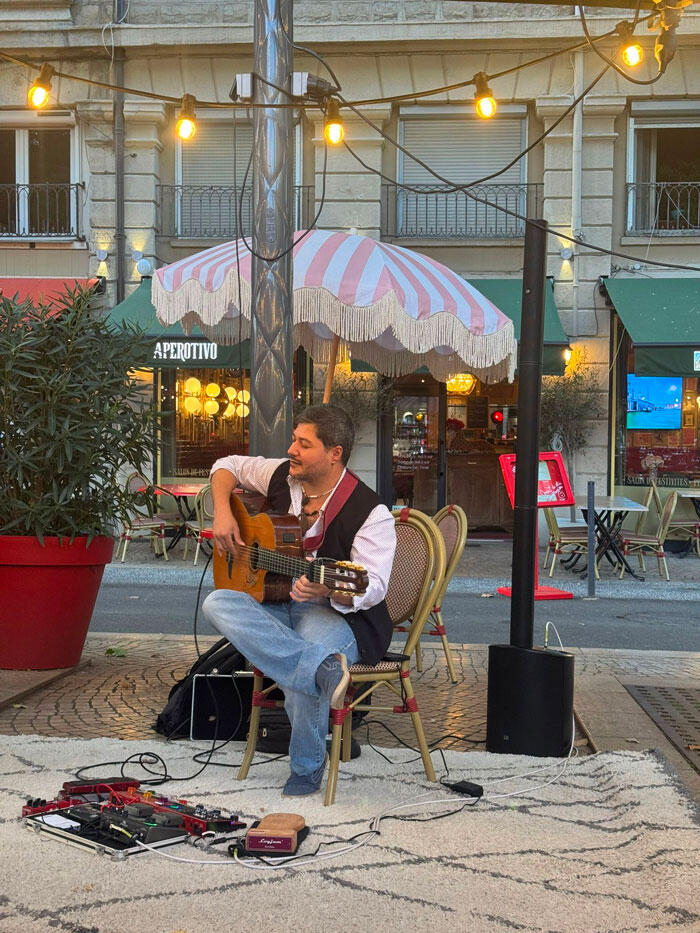 Tony Putaggio en concert dans un restaurant à Saint-Étienne Tony Putaggio en concert de guitare néo-flamenco sur la terrasse d’un restaurant place Jean Jaurès à Saint-Étienne