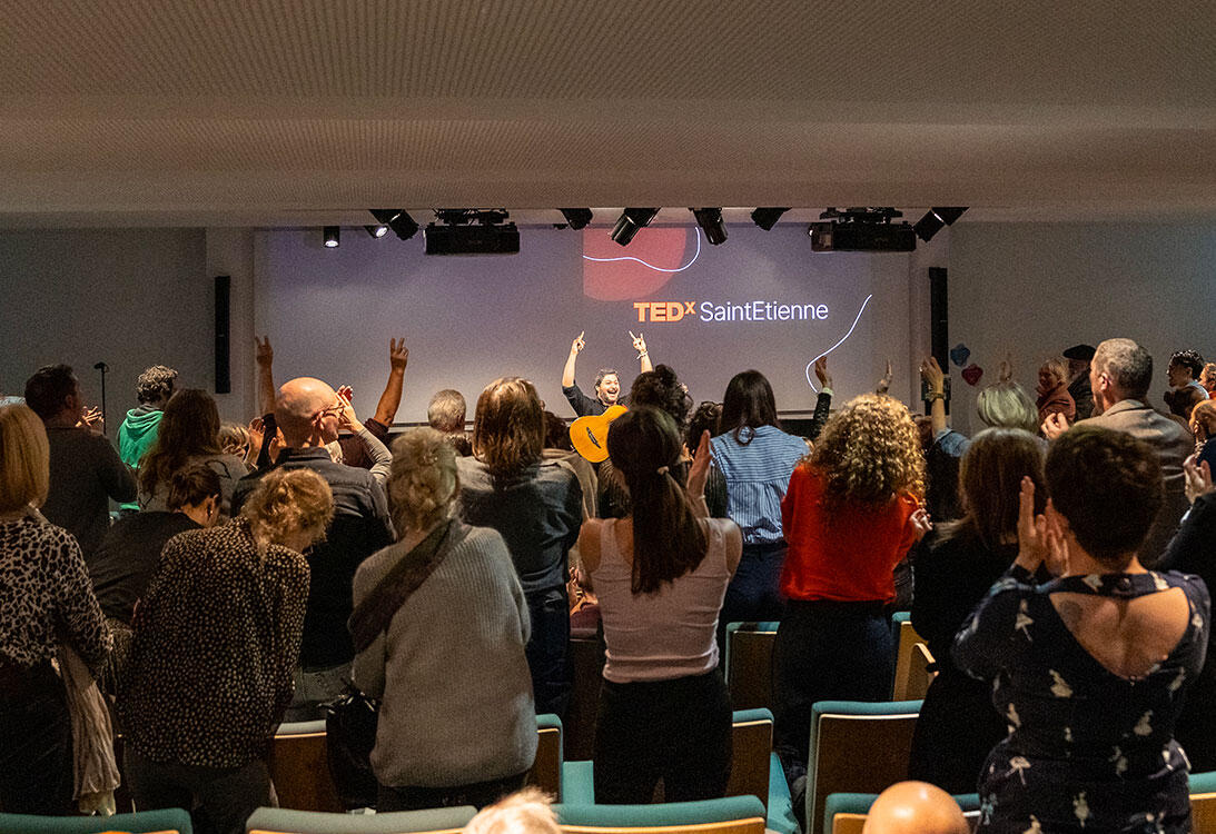 tony-putaggio-concert-tedx-saint-etienne Tony Putaggio applaudi par le public à la fin de son concert lors d’un TEDx à Saint-Étienne